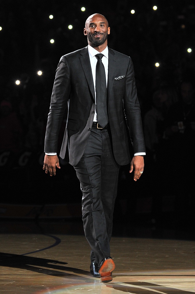 库兹马：第一次和科比吃饭他坐在长桌一端 像分开红海的摩西一样